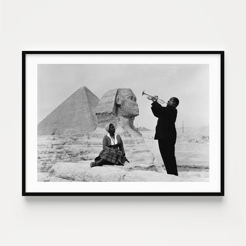 The French Print - Photographie N&B Louis Armstrong Playing Trumpet in Egypt for his Wife