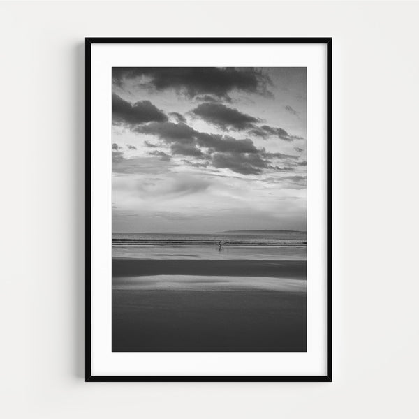 The French Print - Photographie Noir & Blanc Surfer on the Beach
