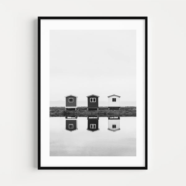 The French Print - Photographie Noir & Blanc Three Houses in front of a Lake